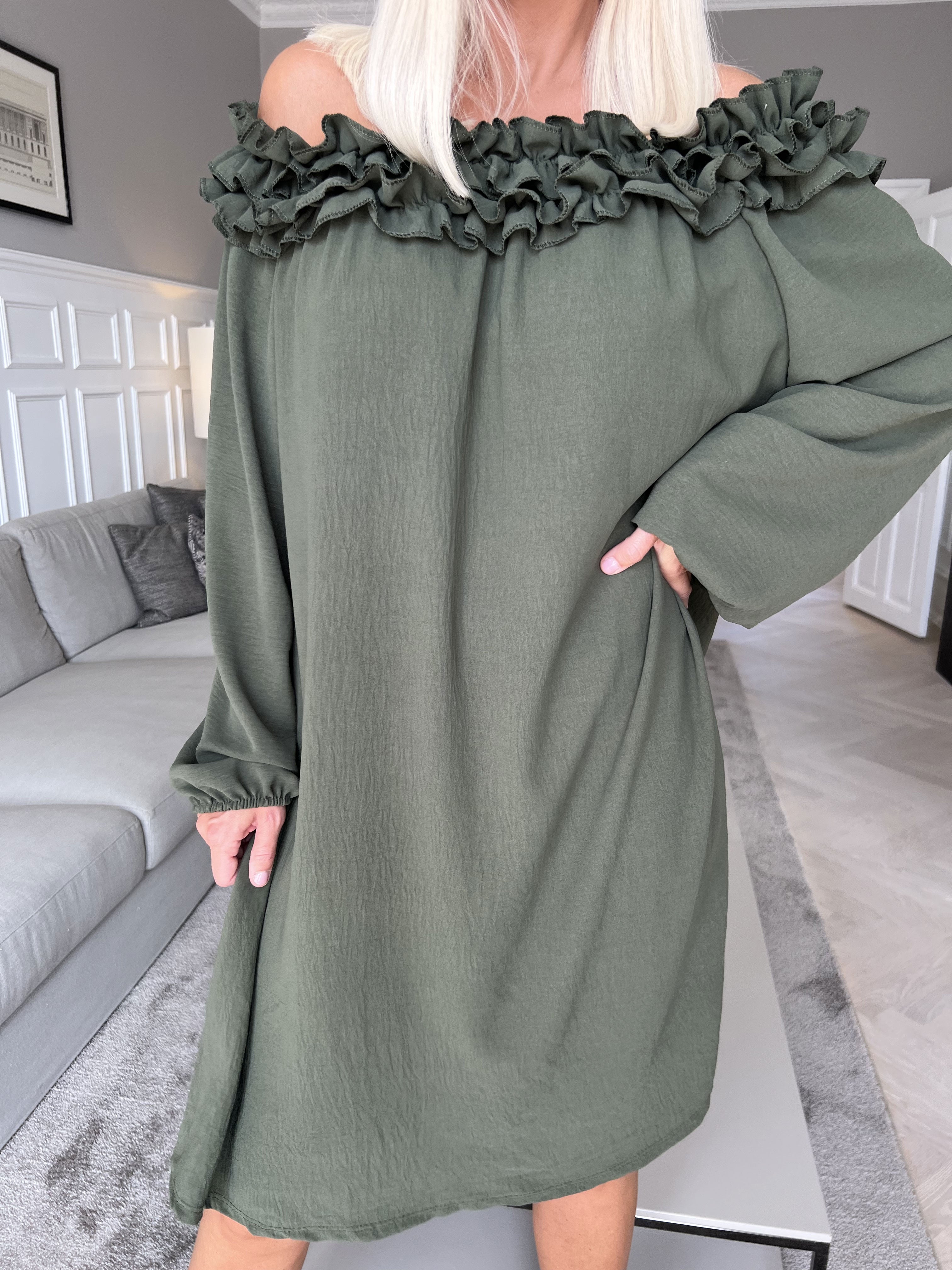 Chili Dress - Klänning med långa ärmar och volanger